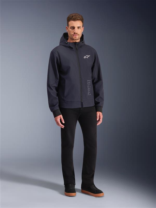 Alpinestars Radium Tech hoodie, urban heren motorjas, zwart en wit, winddicht en Tech-Air Ready, gedragen door een model.