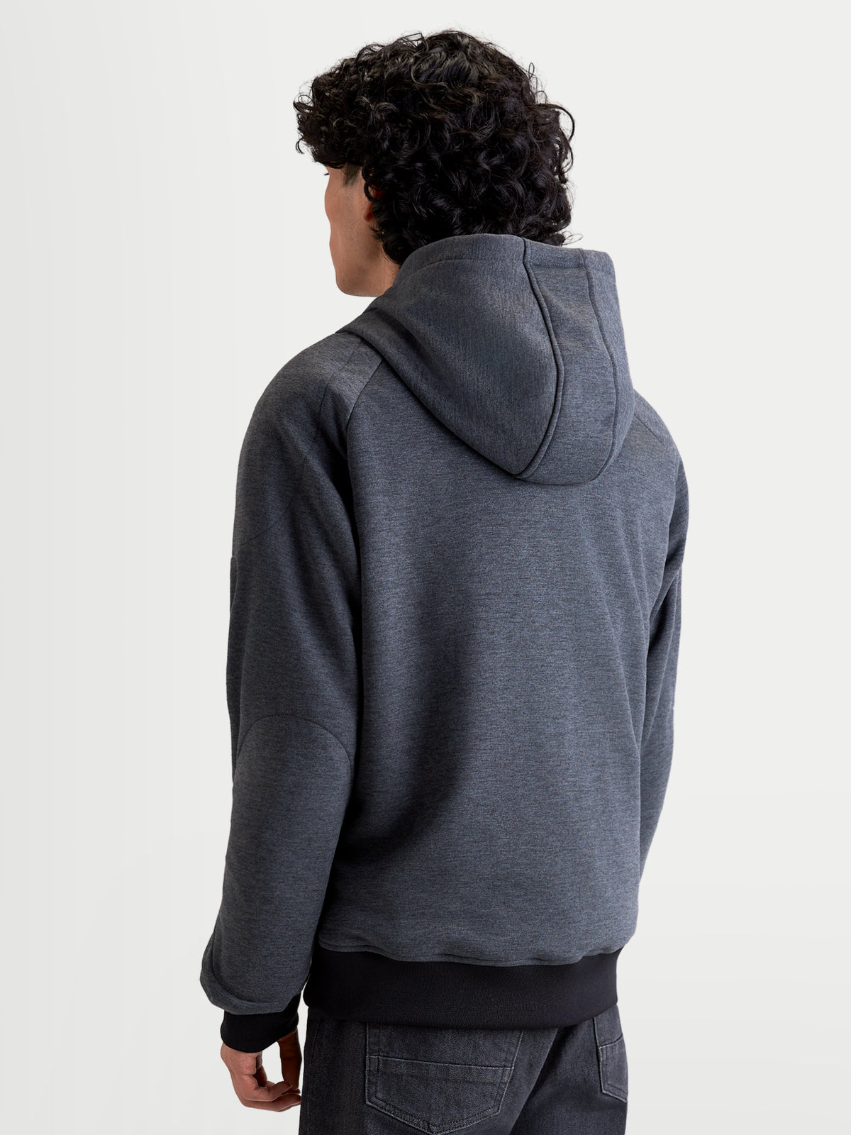 Alpinestars Ageless Hoodie, urban motorjas voor heren in asfaltmelange grijs, achteraanzicht van een model met beschermende motorhoodie met vaste capuchon en versterkte panelen
