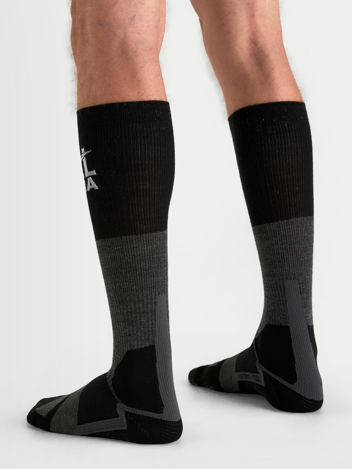 Alpinestars AT-8 Merino sokken, adventure motorsokken in grijs en zwart, thermische prestatiesokken tot op de kuit met versterkte demping op model gedragen