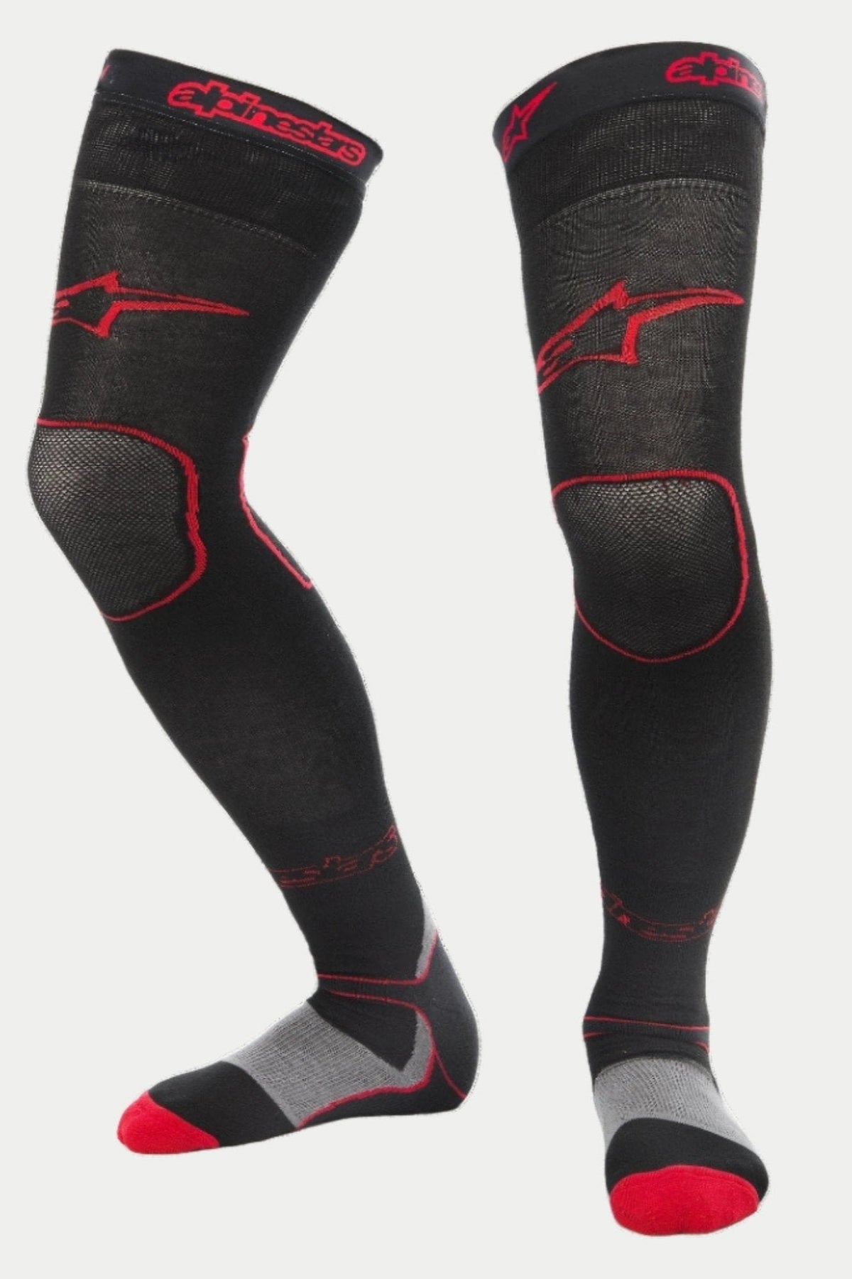 Alpinestars MX Long Tech dikke sokken, motorcross sokken, zwart met rood, met rode Alpinestars-logo's op de dij en boord, grijze hiel en rode teenaccenten, middel-dijlengte met gespecialiseerde mesh-zones, technische basislaag voor off-road racen