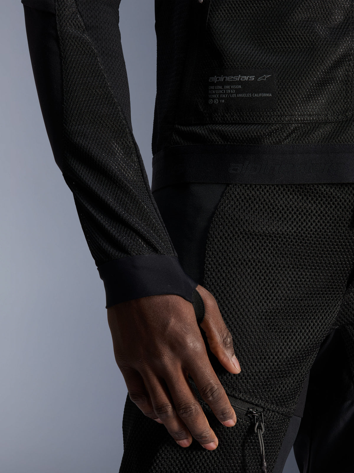 Alpinestars Troop-Air jas, zwarte urban zomer motorjas met technische mesh-constructie, merkpatch en duimgatlus.