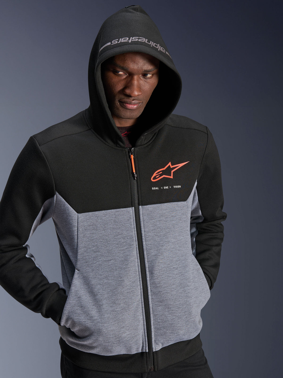 Alpinestars Chrome V2 Sport Hoodie, urban motorjas voor heren, zwart en grijs gemêleerd met rood fluo logo details.