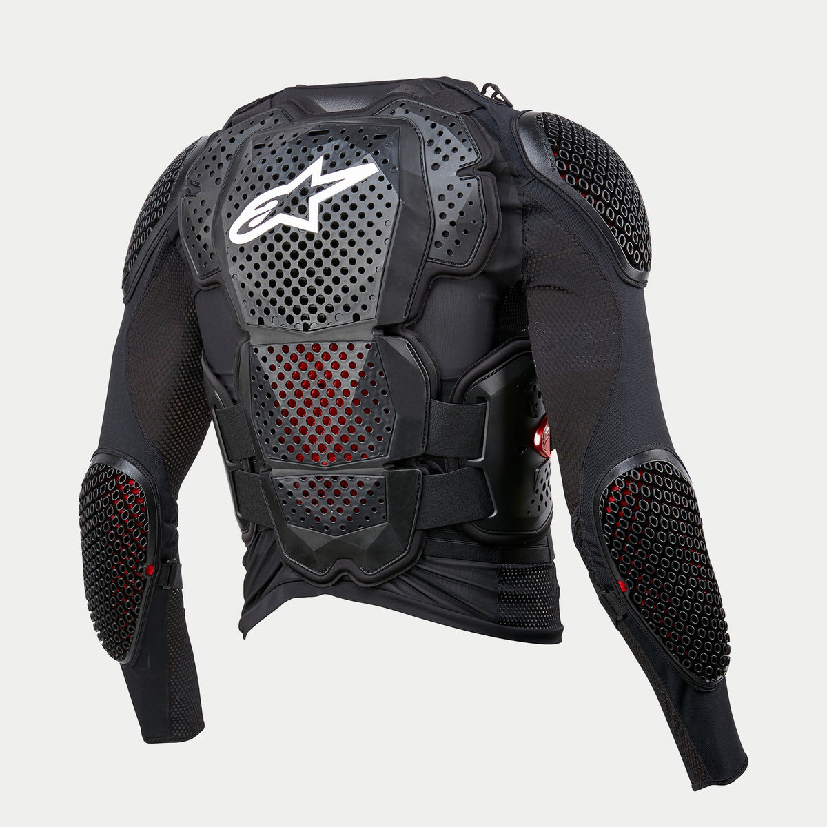 Alpinestars Bionic Tech V3 Beschermjas, zwart, achteraanzicht met geïntegreerde rug-, schouder- en elleboogbescherming, wit Alpinestars-logo op geperforeerde rugplaat, constructie van stretch mesh met zichtbare rode voering, verstelbare V-riemen voor off-road bescherming.