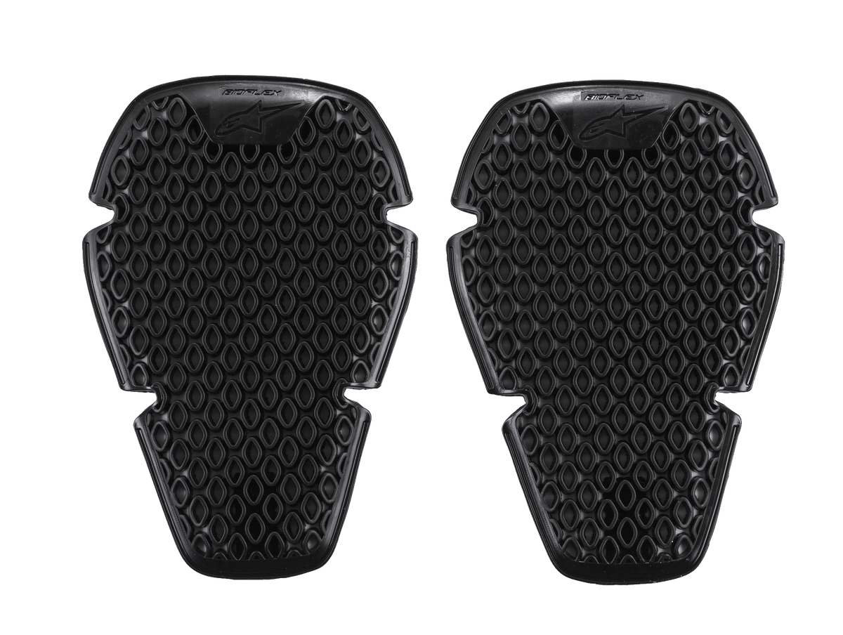 Alpinestars Bioflex kniebescherming, kniebeschermers, zwart, paar slanke beschermende inzetstukken met een gekoppelde celstructuur en ruitvormige ventilatie, lichtgewicht ergonomisch ontwerp voor impactbescherming, Alpinestars-logo en Bioflex-branding aan de bovenkant