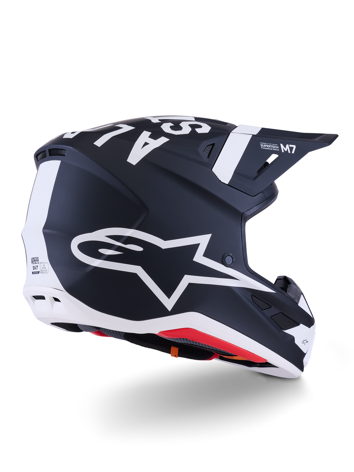Alpinestars S-M7 Dasher Helm, motorcrosshelm, mat zwart en wit, driekwart achteraanzicht met een groot wit A-star logo op de zijkant, opvallende witte branding bovenop, aerodynamisch schaalontwerp met zichtbare ventilatieopeningen en rode padding.