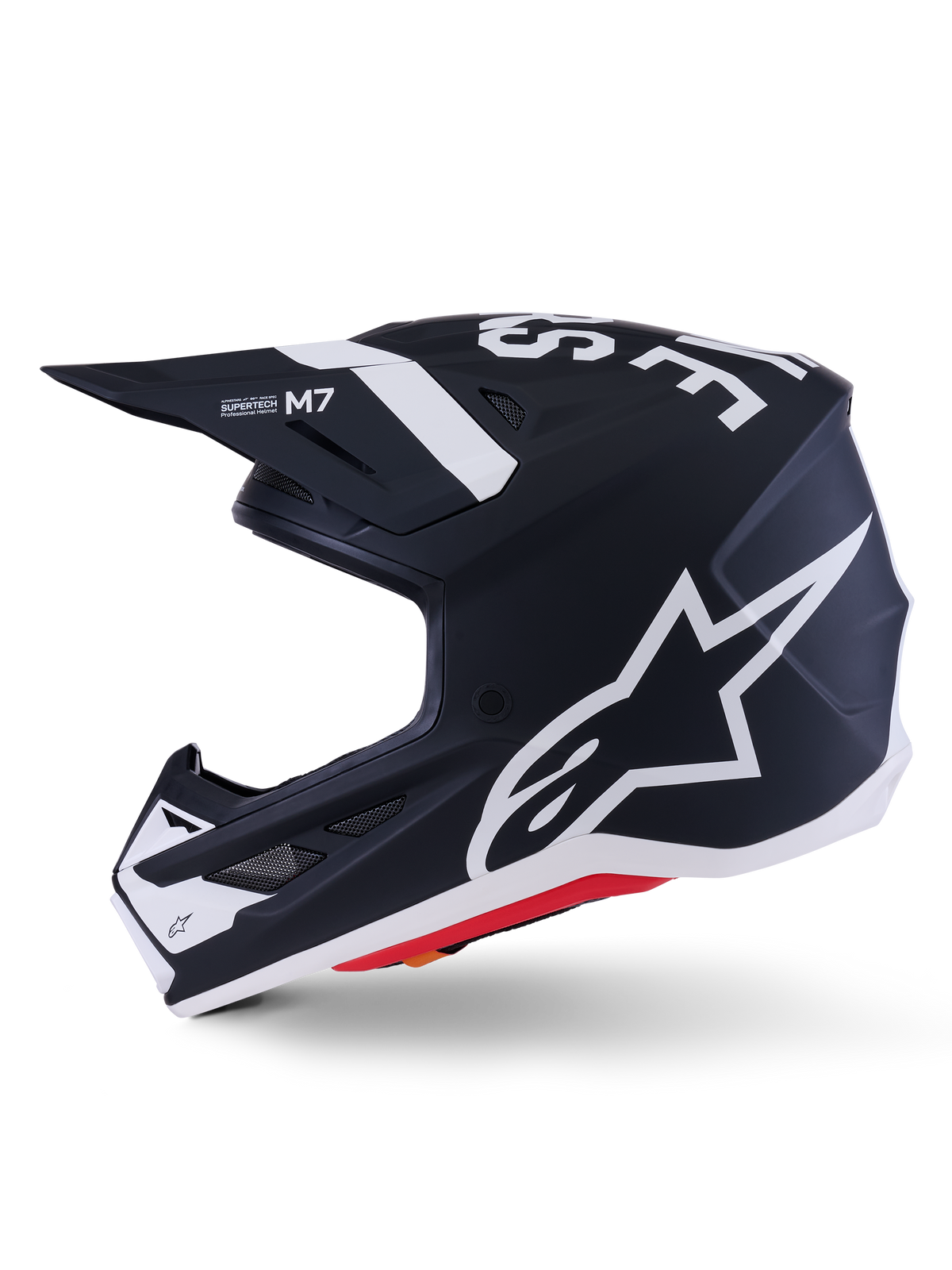 Alpinestars S-M7 Dasher Helm ECE 22.06, matzwart en wit, zijaanzicht met groot wit Alpinestars-logo, aerodynamische composietschaal met ventilatieopeningen en rode rand aan de onderzijde, professionele motorcross hoofdbescherming