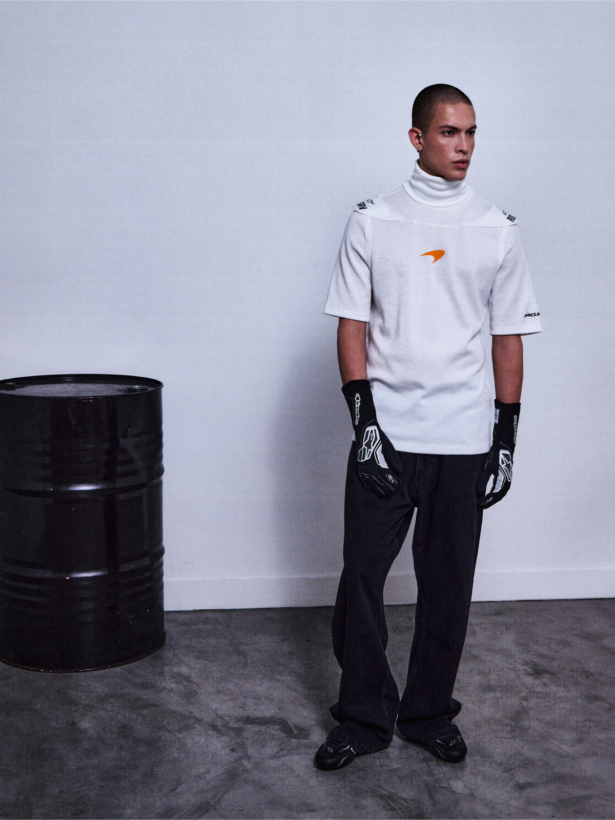 Alpinestars RSRV Pyro korte mouw t-shirt, wit premium streetwear shirt met oranje logo, unisex lifestyle collectie, gedragen met zwarte handschoenen