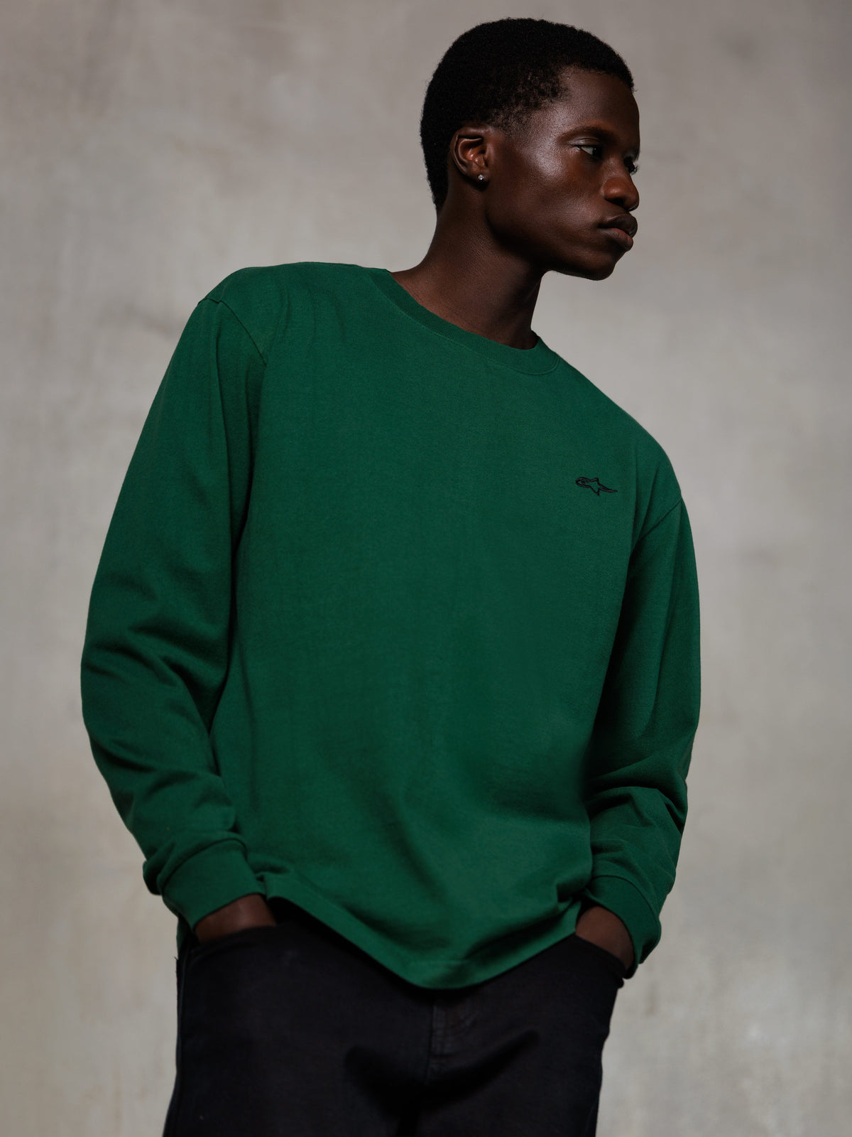 Alpinestars Essentials Ageless LS Tee, T-shirt met lange mouwen, Pine Green, klein zwart logo op de borst, ronde hals, ontspannen pasvorm, premium biologisch katoen, casual streetwear