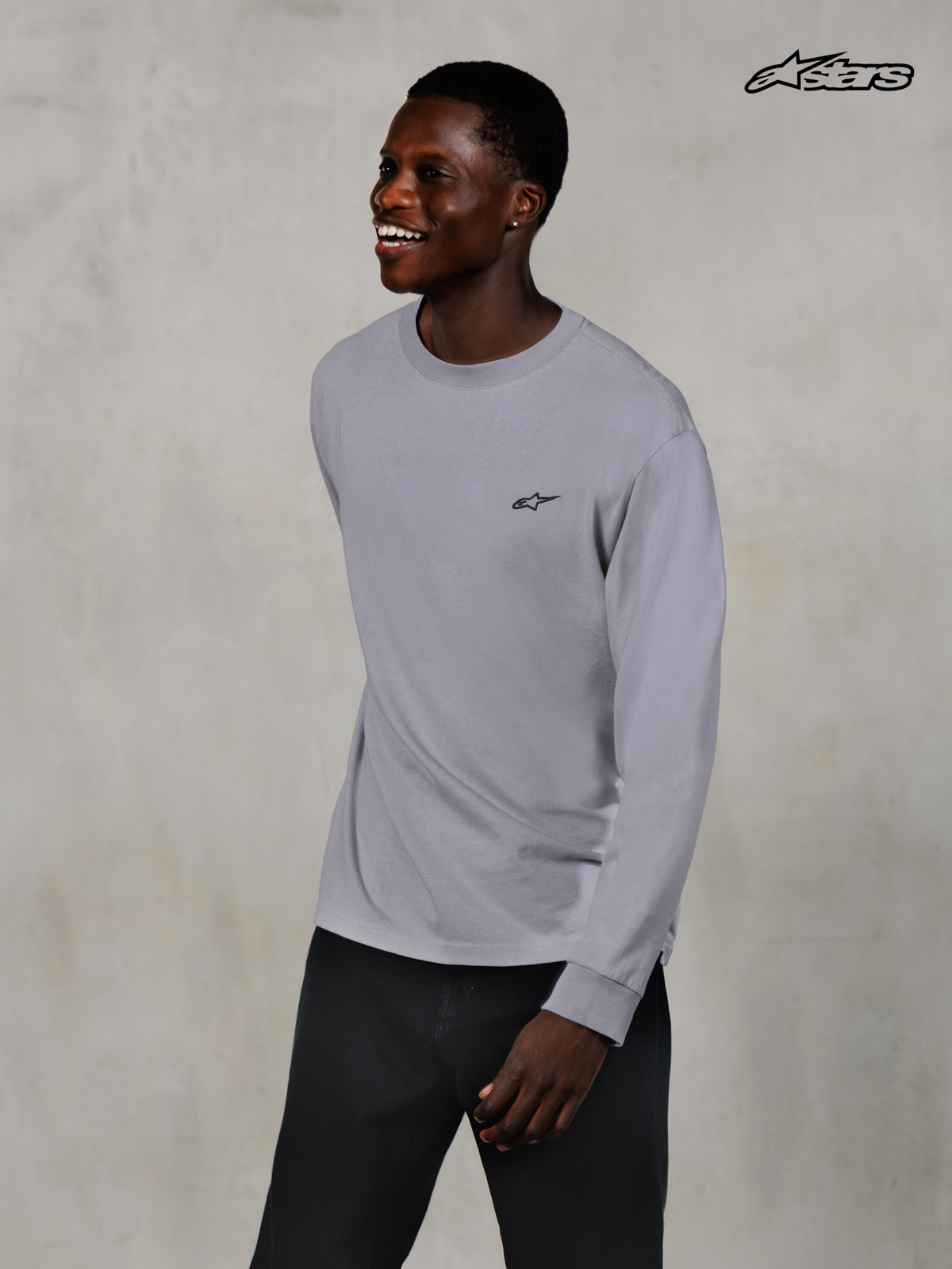 Alpinestars Essentials Ageless long-sleeve T-shirt, casual t-shirt met lange mouwen voor heren, zilverkleurig, gedragen door een model in 100% biologisch katoenen jersey