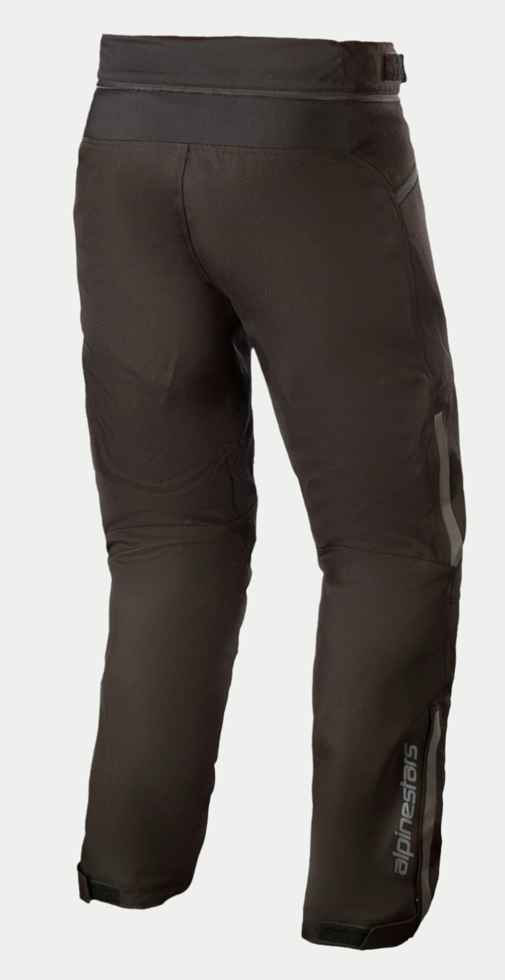 Alpinestars AST-1 V2 Waterproof Pants - Short, zwarte motorbroek, achteraanzicht met duurzame textielconstructie, reflecterend Alpinestars-logo op het onderbeen, verbindingsrits in de taille en verstelbare klittenband tailleband