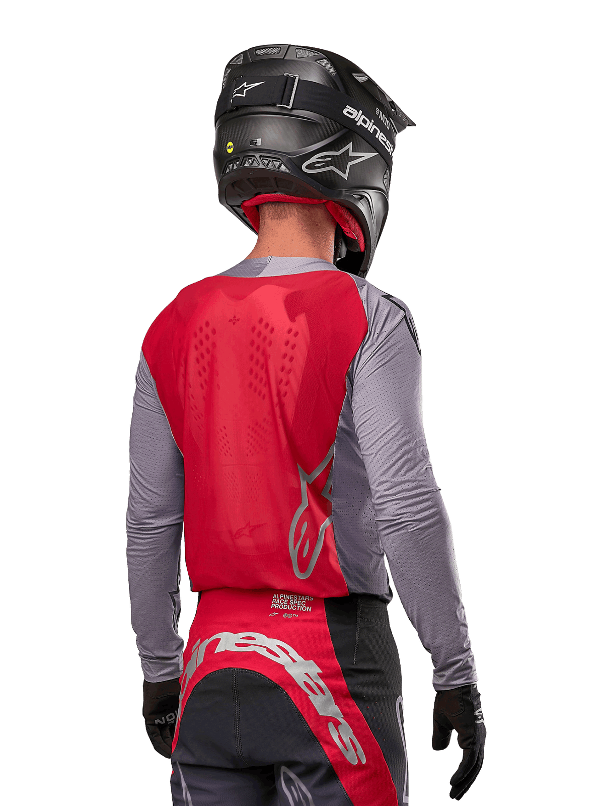 Alpinestars 2024 Supertech Dade Jersey, motorcross shirt van achteren gezien, Iron Red Berry en grijs, ademend mesh achterpaneel met zilveren logo-accenten, gedragen met zwarte helm en bijpassende crossbroek voor professionele off-road prestaties