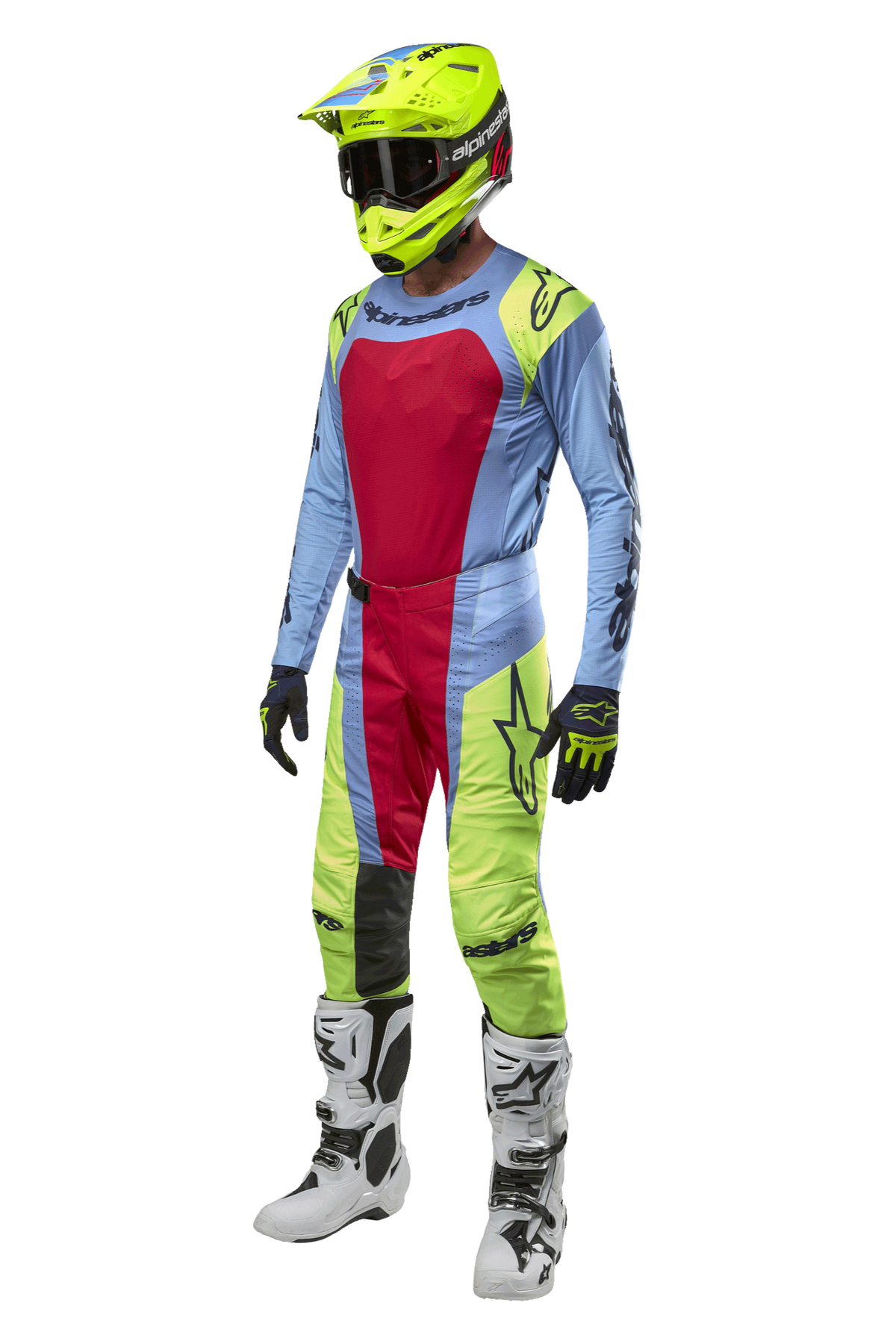 Alpinestars 2024 Techstar Ocuri crossbroek in lichtblauw, geel fluo en Red Berry, gecoördineerde race-uitrusting met bijpassende jersey, fluorgele helm en witte laarzen, vooraanzicht van een off-road competitie-outfit.