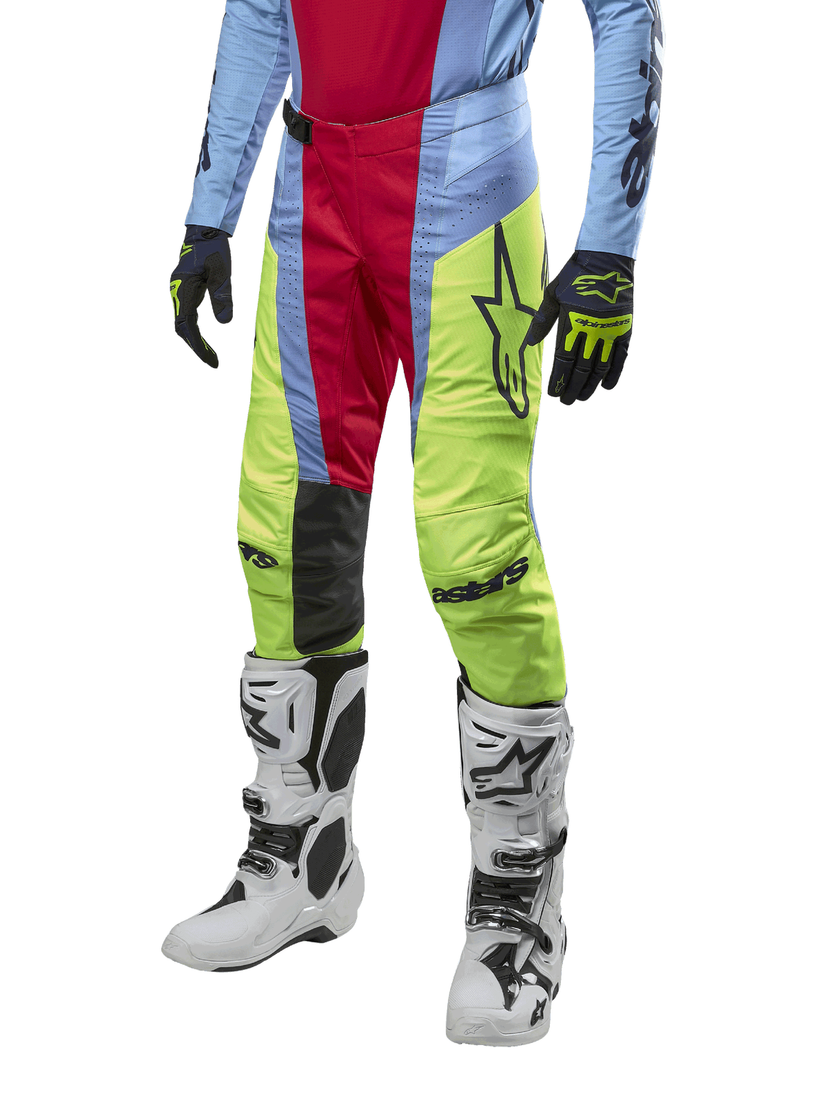 Alpinestars 2024 Techstar Ocuri crossbroek, motorcross broek, lichtblauw, bessenrood en neongeel, gedragen met bijpassende uitrusting en witte laarzen, voorzien van opvallende Astars-branding en een prestatiegerichte racepasvorm.
