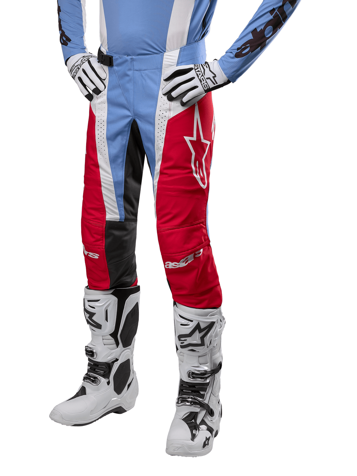 Alpinestars 2024 Techstar Ocuri broek, motorcross broek, lichtblauw, marsrood en wit, gedragen met lichtblauw shirt en witte laarzen, met het ster-logo op de dij en verstevigde knieën, complete off-road race-uitrusting
