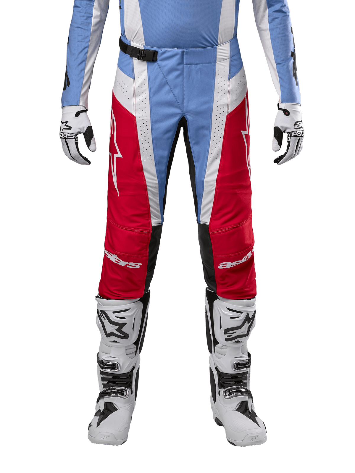 Alpinestars 2024 Techstar Ocuri broek, motorcross broek, lichtblauw, Mars rood en wit, vooraanzicht vanaf de taille naar beneden, gecombineerd met witte en zwarte motorcrosslaarzen en handschoenen, technische uitrusting voor high-performance off-road racen.