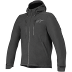 Alpinestars Domino Tech Jacket, urban motorjas, zwart, voorzien van een vaste capuchon met trekkoorden, centrale ritssluiting aan de voorzijde, dubbele verticale borstzakken met rits en verstelbare manchetten, subtiel grijs Astar-logo op de linkerborst, technisch softshell-ontwerp voor op de weg