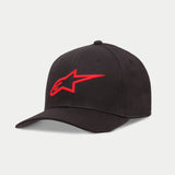 Alpinestars Ageless Curve pet, zwart-rode baseballpet met een verhoogd 3D-geborduurd rood logo op de voorzijde, gebogen klep van keperstof, casual motorsport-geïnspireerde hoofdbedekking