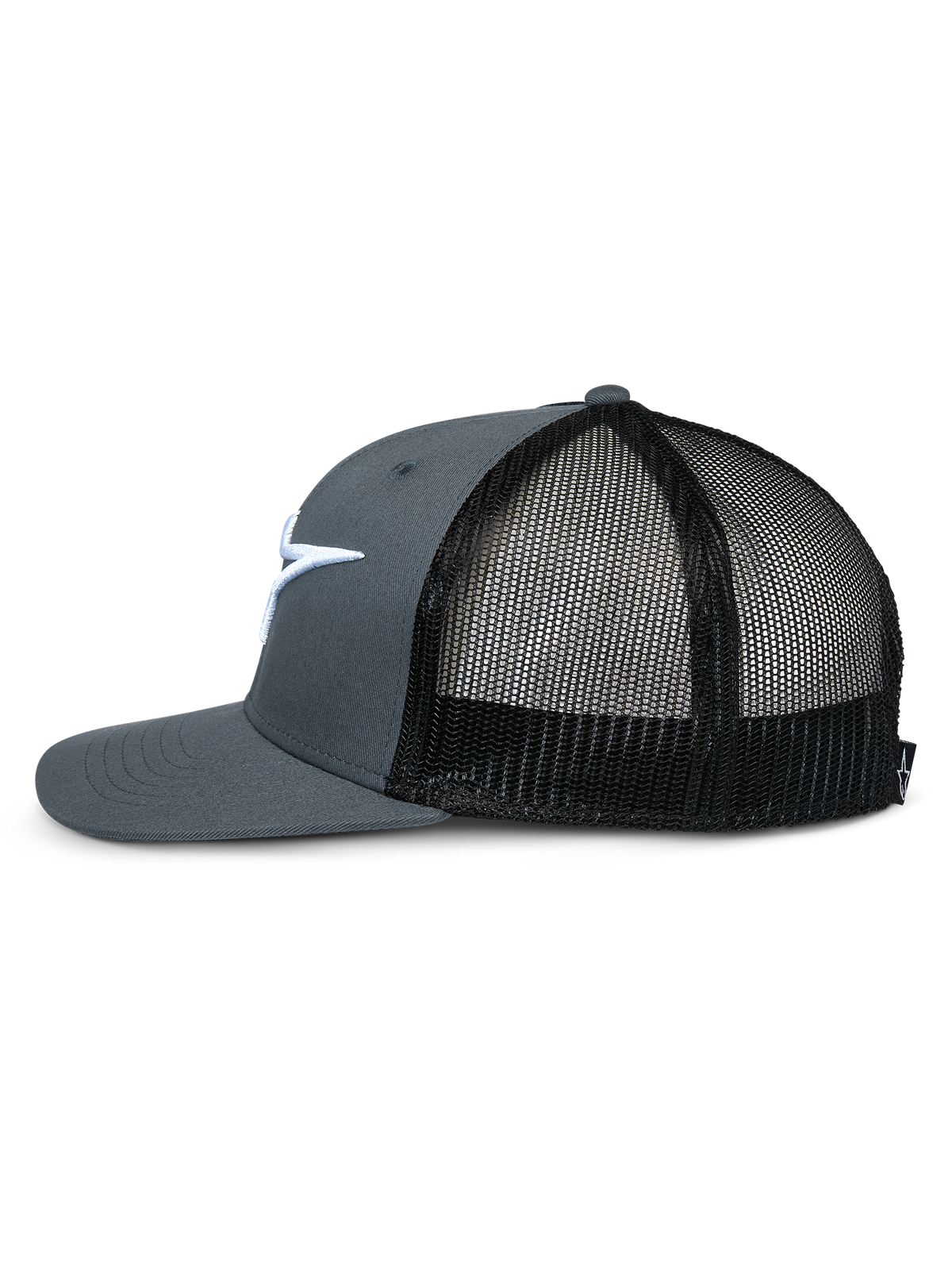 Alpinestars Corp Trucker, trucker pet, grijs en zwart, zijprofiel met platte klep, gestructureerde grijze kroon, zwarte mesh achterpanelen en wit geborduurd logo, casual motorsport-geïnspireerde hoofdbedekking