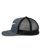 Alpinestars Corp Trucker, trucker pet, grijs en zwart, zijprofiel met platte klep, gestructureerde grijze kroon, zwarte mesh achterpanelen en wit geborduurd logo, casual motorsport-geïnspireerde hoofdbedekking