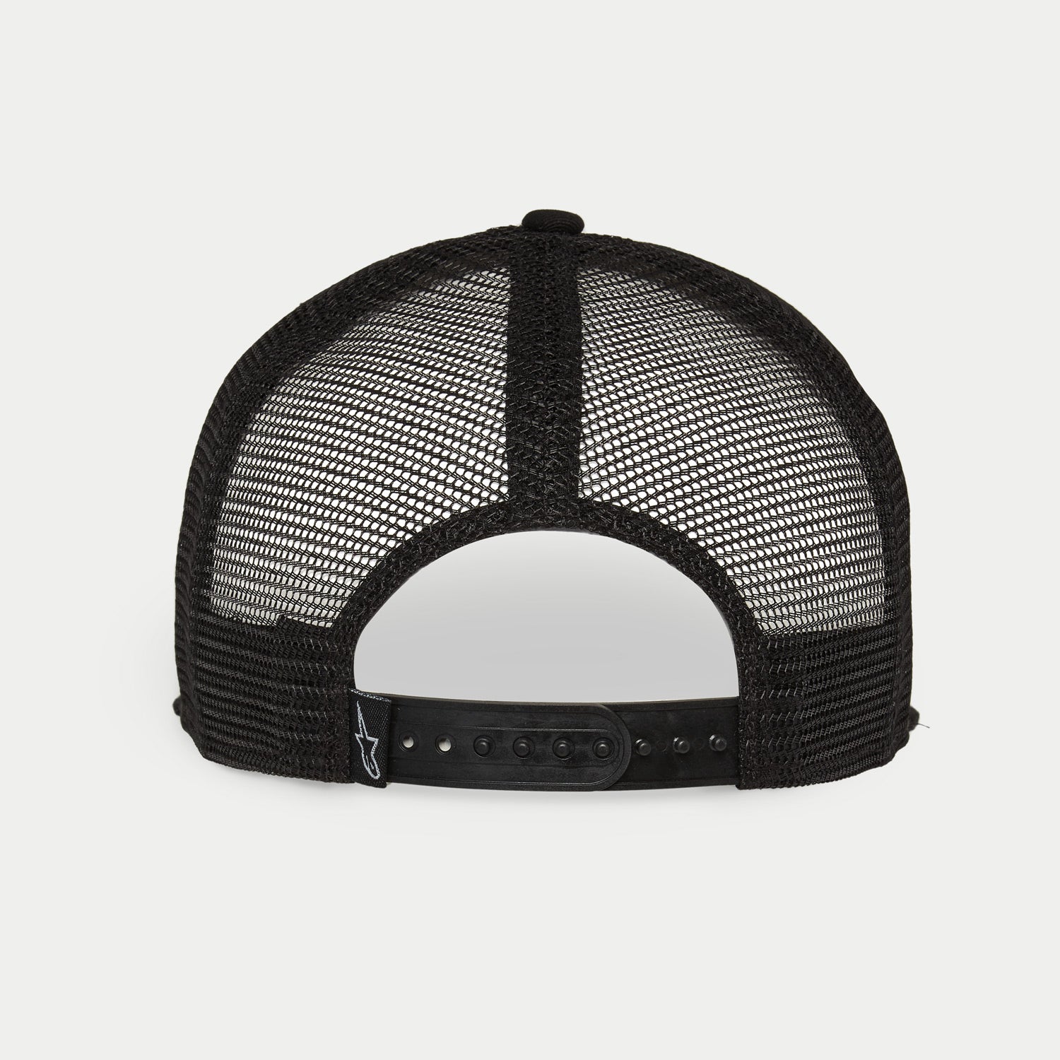 Alpinestars Corp Trucker pet, wit en zwart, achteraanzicht met zwarte ademende mesh-panelen, verstelbare snapback-sluiting, klein Alpinestars-logo op het achterlabel, casual motorsport-geïnspireerde hoofdbedekking