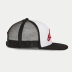 Alpinestars Corp Trucker pet, wit en zwart, zijaanzicht met wit voorpaneel en rood 3D-geborduurd logo, zwarte platte klep en mesh achterkant, casual motorsport streetwear