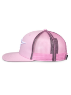 Alpinestars Corp Trucker pet, roze, zijprofiel, platte klep en gestructureerde kroon, wit geborduurd logo op twill voorzijde, roze mesh achterkant, verstelbare snapback-sluiting, casual sportkleding