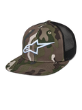 Alpinestars Corp Trucker pet, groene camouflage en zwart, camouflagepatroon met wit geborduurd A-star logo, zwarte mesh achterpanelen, platte klep, casual lifestyle pet