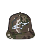 Alpinestars Corp Trucker pet, groene camouflage en zwart, truckerpet met platte klep en mesh achterkant, voorzien van een wit geborduurd Alpinestars-logo op de voorkant, casual motorsport streetwear