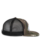 Alpinestars Corp Trucker pet, zijaanzicht, Green Camo en zwart, platte klep met camouflageprint, zwarte mesh achterpanelen, wit geborduurd logo, casual motorsport hoofdbedekking
