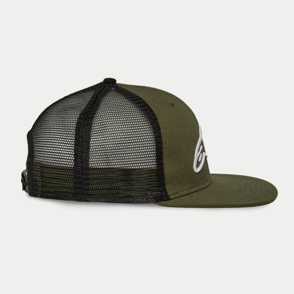 Alpinestars Corp Trucker pet, Military Black, zijaanzicht, trucker cap met platte klep, olijfgroene gestructureerde kroon met wit 3D geborduurd logo, zwarte mesh achterpanelen, verstelbare snapback-sluiting