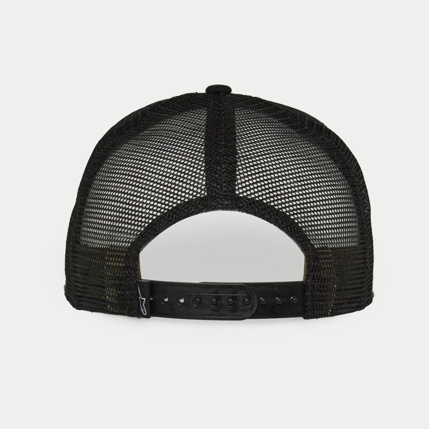 Alpinestars Corp Trucker pet, Military Black, achteraanzicht met zwarte mesh panelen en verstelbare snapback-sluiting, klein geweven logolabel, casual motorsport-geïnspireerde hoofdbedekking