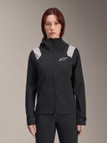 Alpinestars Stella A-Dura regenjas voor dames, MTB-regenjas, zwart met lichtgrijze schouderpanelen, technische shell met capuchon en wit logo op de borst, verstelbare klittenband manchetten, professionele uitrusting voor mountainbiken en rijden in nat weer