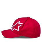 Alpinestars Corp Shift 2 pet met gebogen klep, rood, met een wit 3D geborduurd Alpinestars-logo op het linkerpaneel, zijaanzicht, gestructureerde kroon met gebogen klep, casual motorsport-geïnspireerde hoofdbedekking