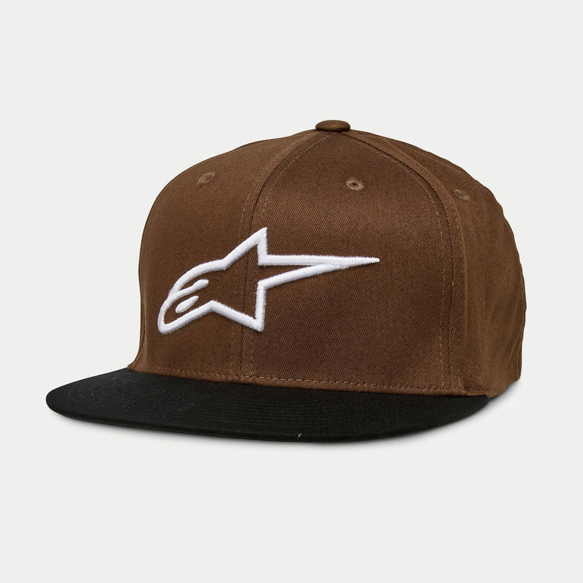 Alpinestars Ageless Flatbill pet, bruine kroon met een zwarte platte klep, voorzien van een wit geborduurd Alpinestars-logo op de voorkant, gestructureerde kroon, casual op de motorsport geïnspireerde pet.
