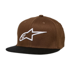 Alpinestars Ageless Flatbill pet, bruin en zwart, pet met platte klep en gestructureerde kroon, wit geborduurd Alpinestars-logo op de voorkant, casual motorsport hoofdbedekking