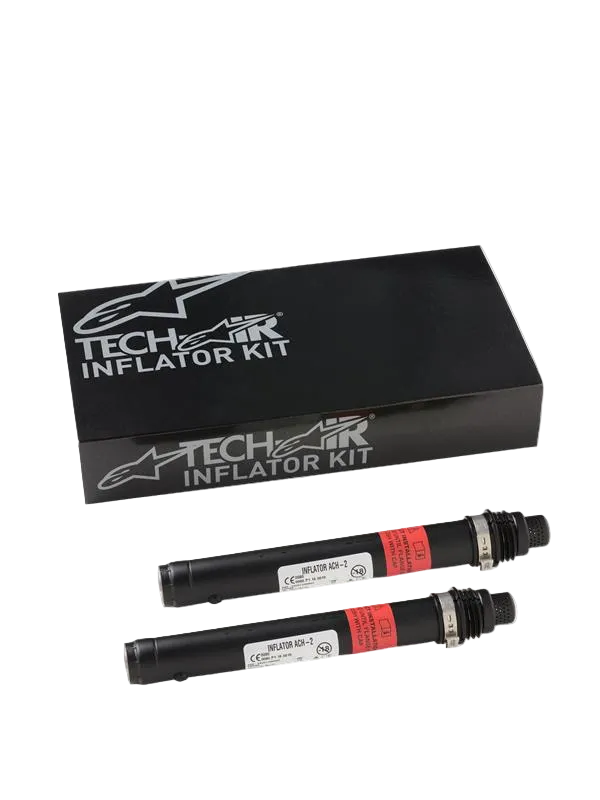 Alpinestars Tech-Air 3 V2 airbag-systeem vervangende patronen, twee zwarte cilindrische argongas-inflatoren met rode waarschuwingslabels, zwarte Tech-Air Inflator Kit-doos met zilveren Alpinestars-branding, essentiële onderhoudskit voor motorairbag-systemen