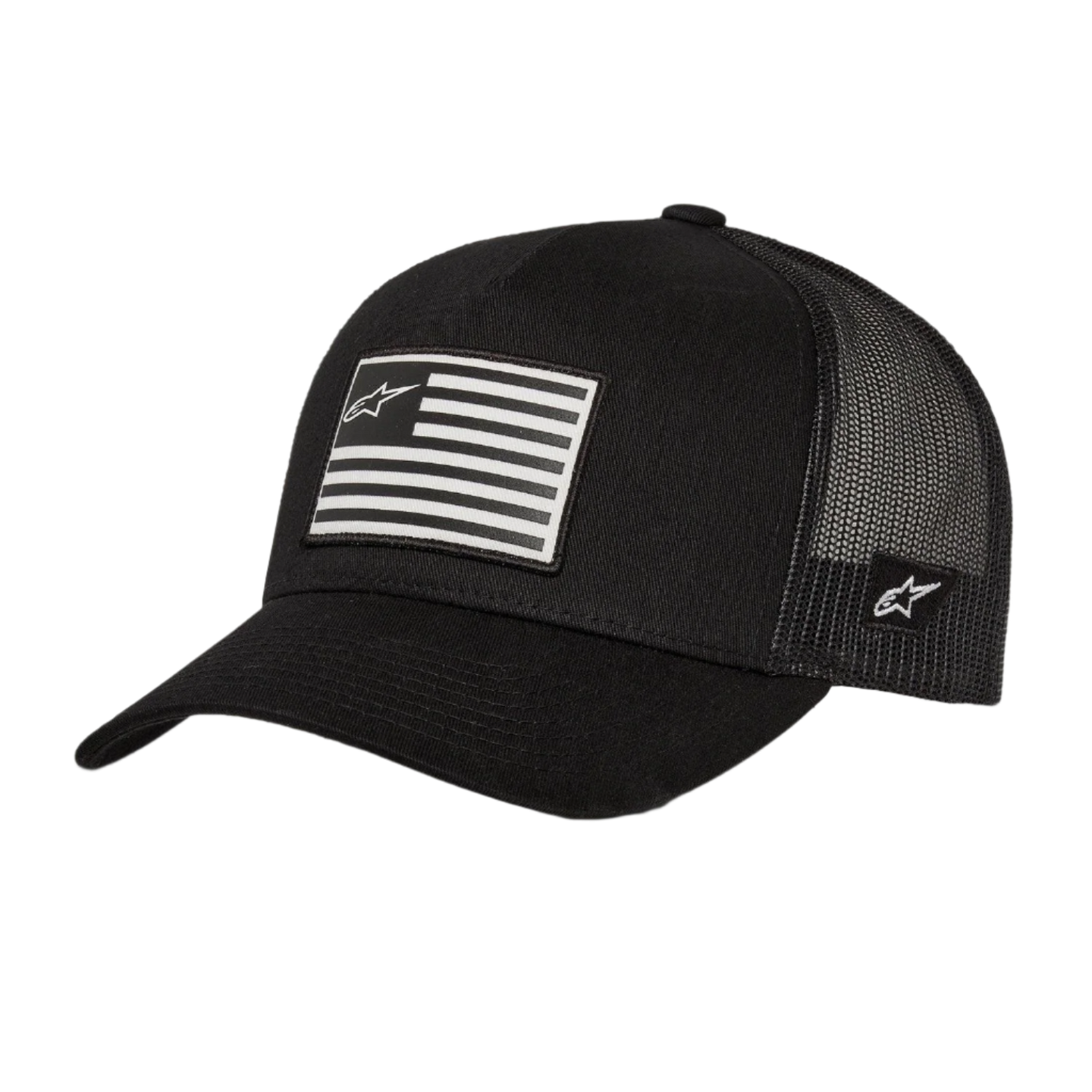 Alpinestars Flag Snapback pet, zwart, met bedrukte vlagpatch en Astars-logo op de voorkant, gebogen klep, gestructureerde kroon, ademende mesh achterzijde, casual motorsport-geïnspireerde hoofdbedekking