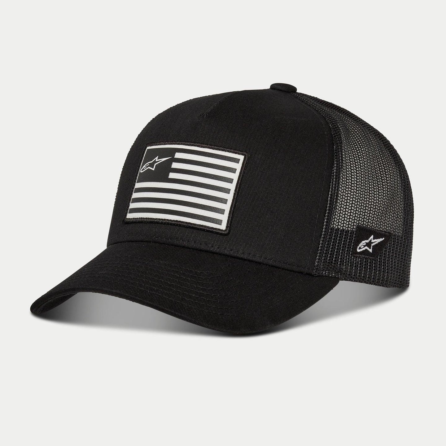Alpinestars Flag Snapback pet, zwarte baseballcap met zwarte mesh achterkant en gebogen klep, bedrukte vlagpatch met Alpinestars-logo op de voorzijde, geborduurd logo aan de zijkant, casual motorsport-geïnspireerde pet
