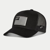 Alpinestars Flag Snapback pet, zwarte baseballcap met zwarte mesh achterkant en gebogen klep, bedrukte vlagpatch met Alpinestars-logo op de voorzijde, geborduurd logo aan de zijkant, casual motorsport-geïnspireerde pet