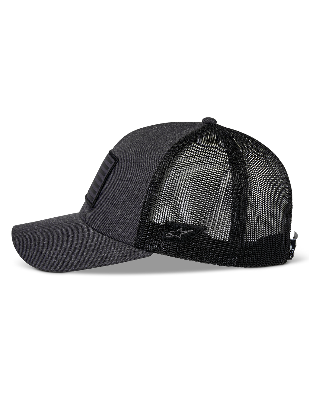 Alpinestars Flag Snapback pet, Charcoal Heather en zwart, zijaanzicht, gebogen klep met een gestructureerde kroon, voorzijde van twill en achterzijde van zwart poly mesh, kleine Astars-logopatch aan de zijkant, casual motorsport hoofdbedekking