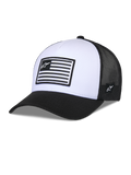 Alpinestars Flag Snapback pet, wit en zwart, gestructureerde kroon met gebogen klep, wit voorpaneel en zwart mesh achterpaneel, voorzien van een rechthoekige logo-patch in vlagstijl, casual motorsport-geïnspireerde hoofdbedekking