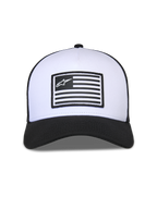 Alpinestars Flag Snapback pet, wit en zwart, gestructureerde witte kroon met zwarte gebogen klep en mesh achterzijde, voorzien van een centrale vlagpatch met Alpinestars-logo, casual op motorsport geïnspireerd hoofddeksel