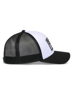 Alpinestars Flag Snapback pet, wit en zwart, zijaanzicht, gestructureerde witte kroon met zwarte gebogen klep, ademende zwarte mesh achterpanelen, casual motorsport-geïnspireerde hoofdbedekking