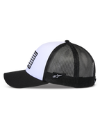 Alpinestars Flag Snapback pet, wit en zwart, zijaanzicht, voorzien van een gebogen zwarte klep, gestructureerd wit voorpaneel met een patch in vlagstijl en een ademende zwarte mesh achterkant.