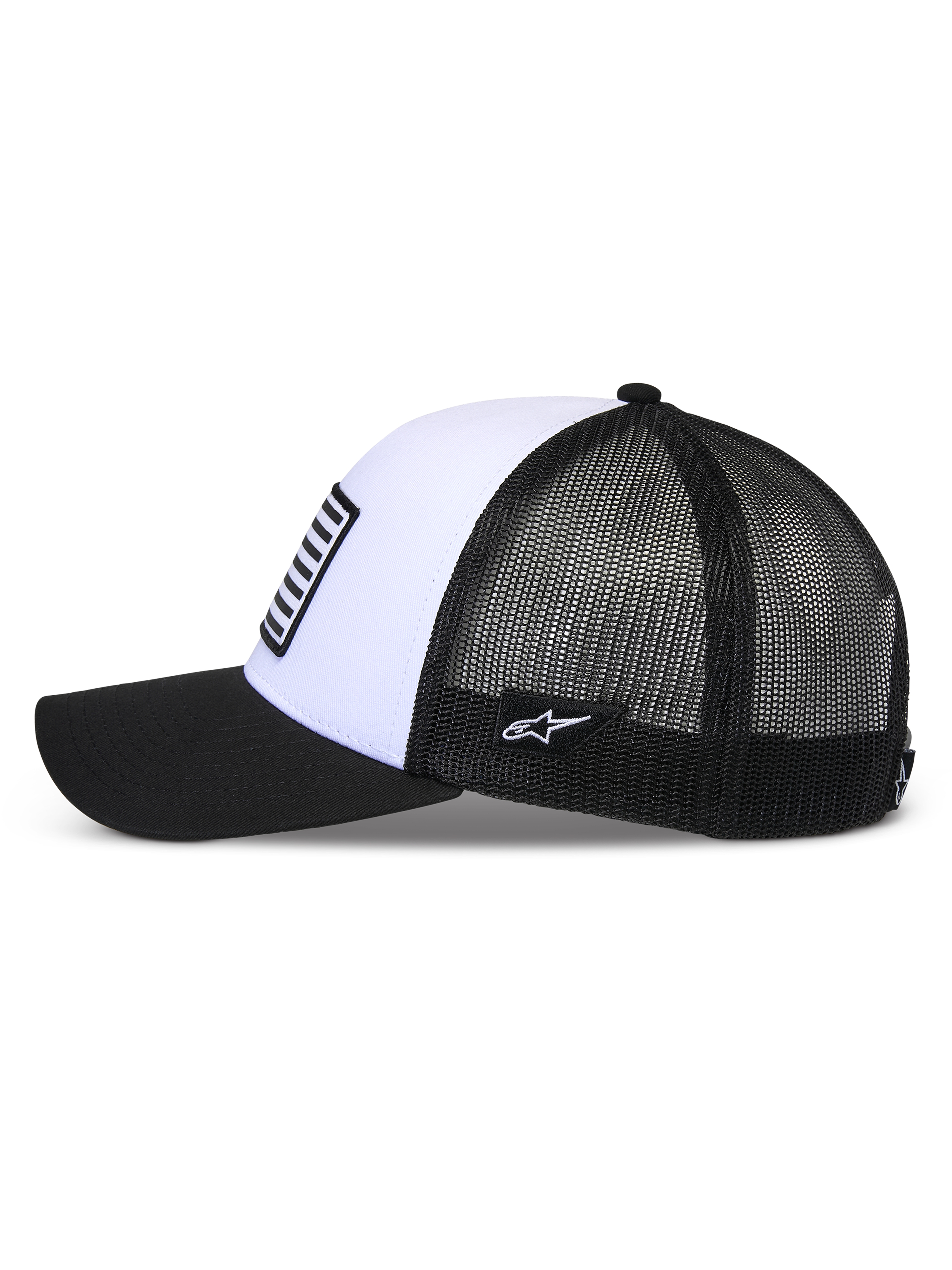 Alpinestars Flag Snapback pet, wit en zwart, zijaanzicht, voorzien van een gebogen zwarte klep, gestructureerd wit voorpaneel met een patch in vlagstijl en een ademende zwarte mesh achterkant.