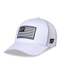Alpinestars Flag Snapback pet, witte trucker cap, gestructureerde kroon met gebogen klep, witte mesh achterpanelen, voorzien van een zwart-witte gestreepte patch met logo op de voorzijde, casual motorsport-geïnspireerde hoofdbedekking