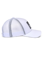 Alpinestars Flag Snapback pet, trucker-stijl cap, wit, zijprofiel met witte twill voorkant en ademende mesh achterkant, gebogen klep, zwarte merrow patch met wit logo, casual motorsport hoofdbedekking