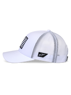 Alpinestars Flag Snapback pet, wit, zijprofiel van een trucker-stijl pet met gebogen klep en witte mesh achterkant, voorzien van een zwarte logo-patch aan de zijkant en een gestreepte patch op de voorkant