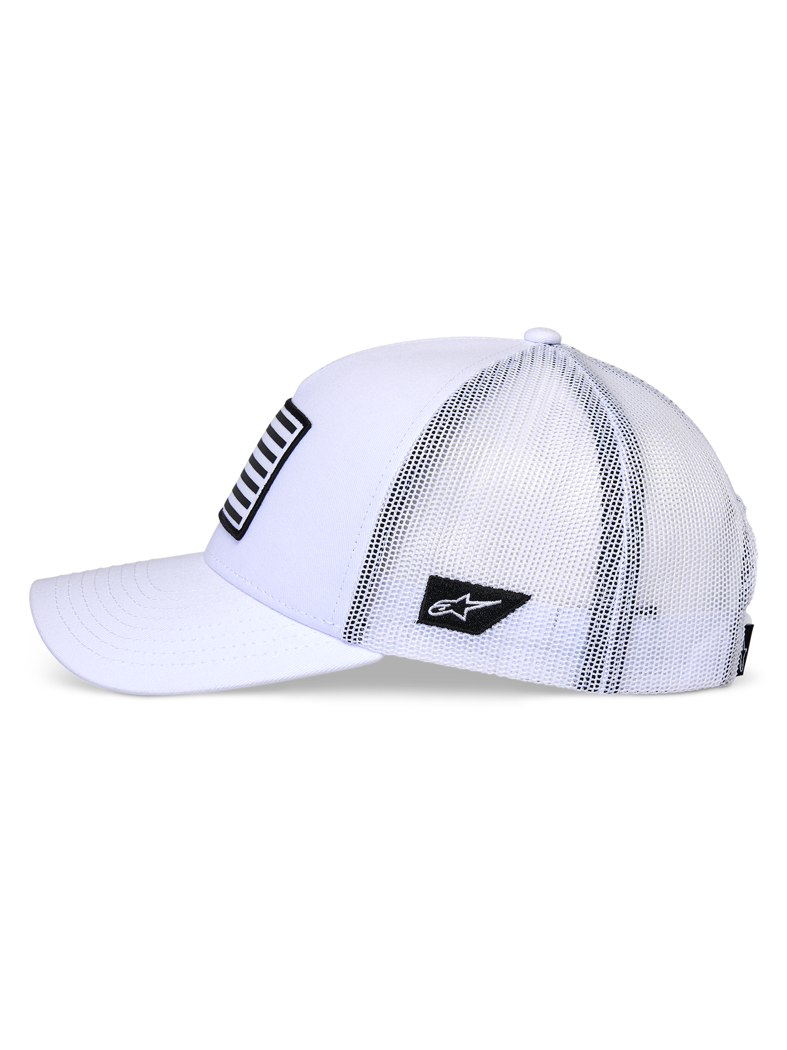 Alpinestars Flag Snapback pet, wit, zijprofiel van een trucker-stijl pet met gebogen klep en witte mesh achterkant, voorzien van een zwarte logo-patch aan de zijkant en een gestreepte patch op de voorkant