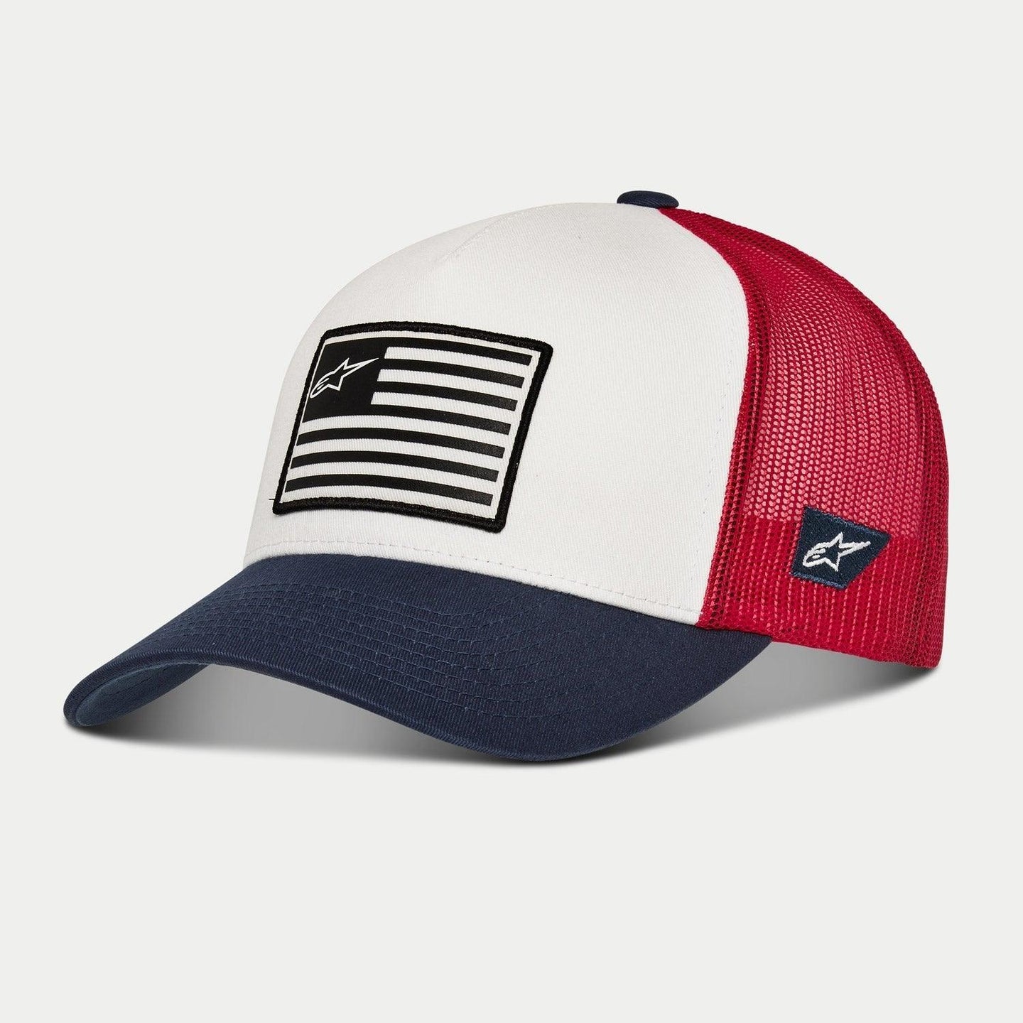 Alpinestars Flag Snapback pet, wit, marineblauw en rood, trucker-stijl pet met een gebogen marineblauwe klep, wit gestructureerd voorpand met een op een vlag geïnspireerde patch en een rode mesh achterkant, casual motorsport hoofddeksel
